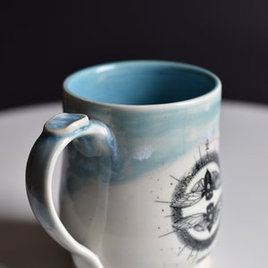 Zwilling Sternzeichen Handgemachte Tasse, Weiß und Blau Bild 2