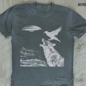 Wolf Shirt, Vintage Retro UFO Wolf Lovers Retro Tee, Nostalgia Unisex Oversize Tee Cute Wolf Raven Gift, Retro 90s Alien Unisex T-shirt Gift