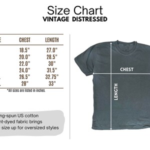 以下が含まれることがあります： ヴィンテージ加工されたTシャツのサイズチャート。チャートには、Sから3XLまでのサイズに対応する胸囲と着丈の寸法（インチ）が記載されています。チャートには、生地に関する情報も記載されています。100%リングスパン米国綿、製品染め生地、オーバーサイズにする場合はワンサイズアップすることをお勧めします。
