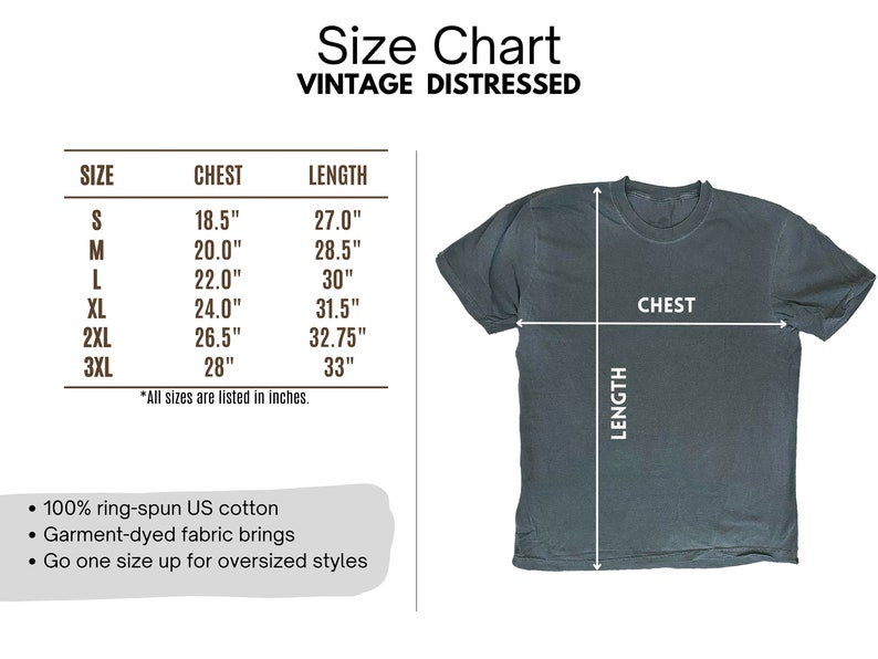 以下が含まれることがあります： ヴィンテージ加工されたTシャツのサイズチャート。チャートには、Sから3XLまでのサイズに対応する胸囲と着丈の寸法（インチ）が記載されています。チャートには、生地に関する情報も記載されています。100%リングスパン米国綿、製品染め生地、オーバーサイズにする場合はワンサイズアップすることをお勧めします。