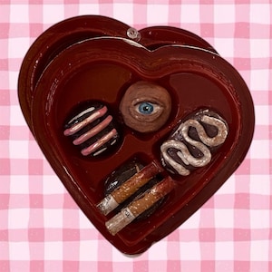 Cuadro decorativo de pared con forma de caja de bombones de San Valentín maldita