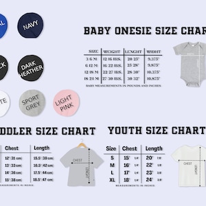 Puede incluir: Una taza de cer&aacute;mica blanca con un asa negra y el texto "But First, Coffee" en negrita negra. La taza se encuentra sobre un fondo borroso, sugiriendo un ambiente acogedor.