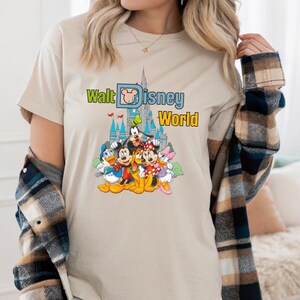 Puede incluir: Un letrero de madera r&uacute;stica con la frase "Welcome to our porch" en letras blancas. El letrero presenta un acabado envejecido y un dise&ntilde;o sencillo y acogedor.