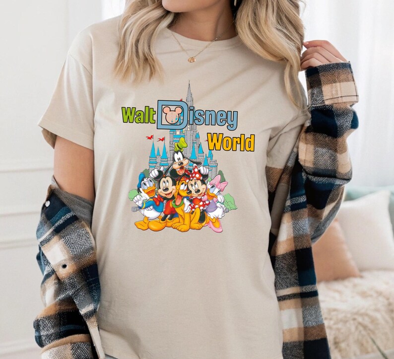 Puede incluir: Un letrero de madera r&uacute;stica con la frase "Welcome to our porch" en letras blancas. El letrero presenta un acabado envejecido y un dise&ntilde;o sencillo y acogedor.