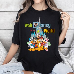 Puede incluir: Una taza de cer&aacute;mica blanca con un asa negra y el texto "But First, Coffee" en negrita negra. La taza est&aacute; sobre un fondo borroso. La taza mide aproximadamente 10 cm de altura.