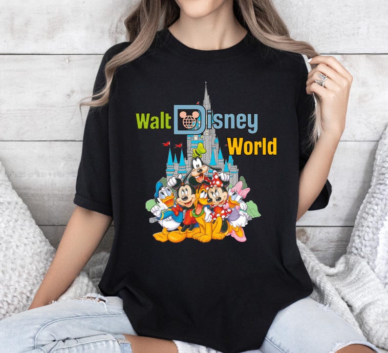 Puede incluir: Una taza de cer&aacute;mica blanca con un asa negra y el texto "But First, Coffee" en negrita negra. La taza est&aacute; sobre un fondo borroso. La taza mide aproximadamente 10 cm de altura.