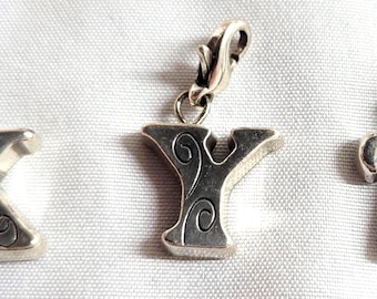 Dijes del alfabeto - Letras mayúsculas - Estilo clip - Joyería Brighton