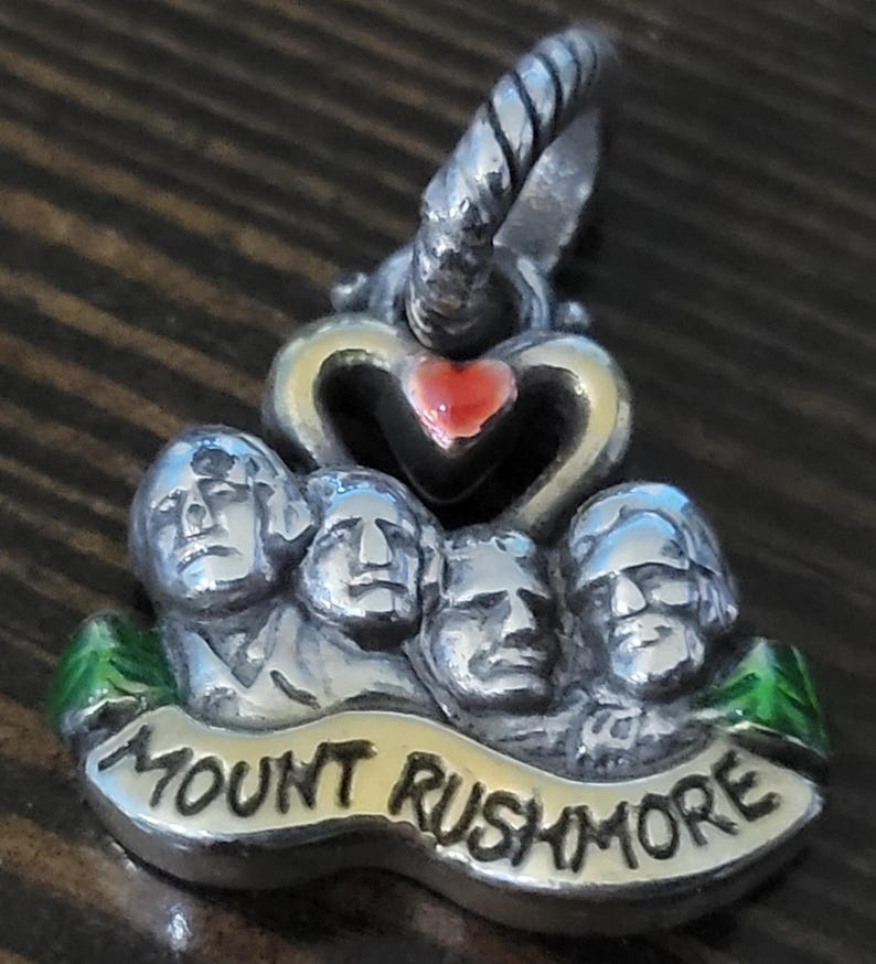 Amuleto del estado de Brighton: joyería de viaje coleccionable imagen 1