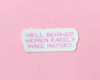 Goed opgevoede vrouwen schrijven zelden geschiedenis - VINYL STICKER 2" BREED