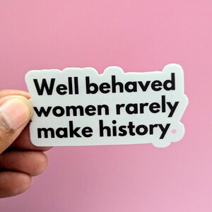 VINYL STICKER - "Gut benommene Frauen selten schreiben Geschichte" feministisches Zitat Vinyl Aufkleber Empowerment Geschenk Motivationsaufkleber Wasserdichter Aufkleber."