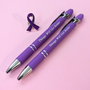 GESCHENK-SET (3 STÜCKE) - Narzisstischer Missbrauch Genesung gravierte Stifte & Lila Band Emaille Pin Survivor Geschenk-Set Heilung Geschenk Trauma-Wiederherstellung