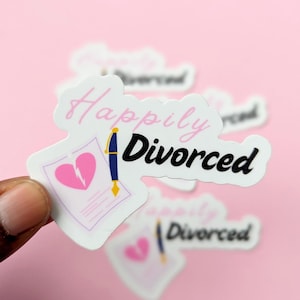 PEGATINA DE VINILO - "Felizmente Divorciada" Pegatina Impermeable Consejos Autoestima Divorcio Depresión Amistad Regalo Ruptura Divorciada