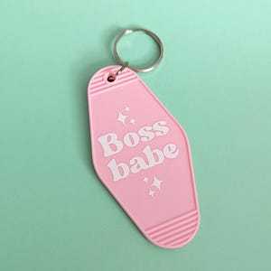 キーチェーン - 「ボスベイブ」レトロモーテルキーチェーン 女性起業家、ビジネスウーマン、中小企業向けヴィンテージキーチェーン