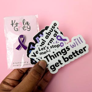 GESCHENKSET (5 STÜCKE) - Narzisstische Mißbrauch Genesung - Purple Ribbon Emaille Pin, Aufkleber zur Unterstützung & Ermutigung