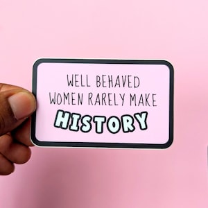 Las mujeres bien educadas rara vez hacen historia - Adhesivo de vinilo duradero
