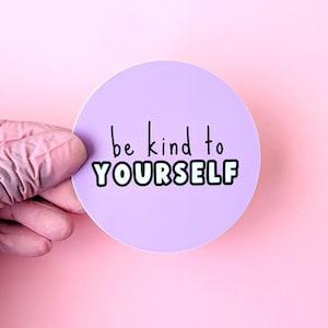 Soyez gentil avec vous-même - AUTOCOLLANT EN VINYLE pour elle Sticker affirmation de soi Sticker motivant pour l'amour de soi