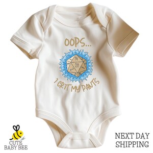 Body "Oops I Crit My Pants", regalo divertido para baby shower con texto personalizado, camiseta infantil "DND Geek" y mono de una pieza.