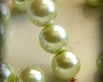 Glass Pearl Beads 8mm Round Pastel Lime (Qty 16)