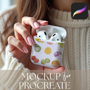 Peut inclure: Des écouteurs blancs dans un étui orné d'un motif de fruits, dont des fraises, des kiwis et des citrons. L'étui est tenu dans une main avec du vernis à ongles rose. Le texte "MOCKUP for PROCREATE" est en bas.