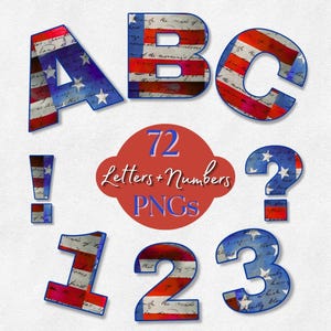 Op de afbeelding: Een digitale grafische set met de letters A, B, C, de cijfers 1, 2, 3 en leestekens, gevuld met een rood, wit en blauw Amerikaanse vlagpatroon met cursieve tekst. Een centrale rode badge toont de tekst 72 Letters + Numbers PNGs.