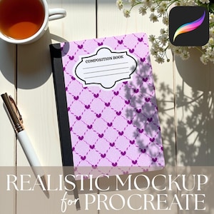 Puede incluir: Un cuaderno de composición con un patrón de corazones morados claros y las palabras "COMPOSITION BOOK" en la portada. El texto "REALISTIC MOCKUP for PROCREATE" está en la parte inferior. Una taza de té, un bolígrafo y flores también están en la imagen.