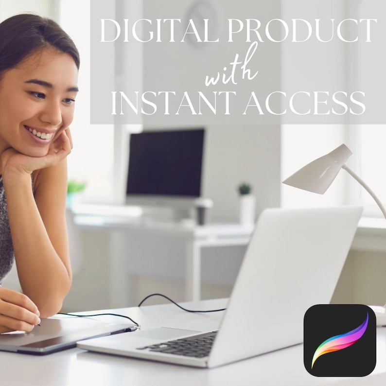 K&ouml;nnte beinhalten: Eine Frau l&auml;chelt, w&auml;hrend sie auf einen Laptop auf einem wei&szlig;en Schreibtisch blickt. Der Laptop ist ge&ouml;ffnet, und ein Stift und ein Tablet liegen daneben. Der Text "DIGITAL PRODUCT with INSTANT ACCESS" ist im Hintergrund. Ein Procreate App-Symbol befindet sich unten rechts.