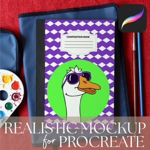 Op de afbeelding: Een compositieboek met een paars en wit ruitpatroon en een cartoon gans met een zonnebril op een groene cirkel. De tekst "COMPOSITION BOOK" staat bovenaan. De tekst "REALISTIC MOCKUP for PROCREATE" staat onderaan.