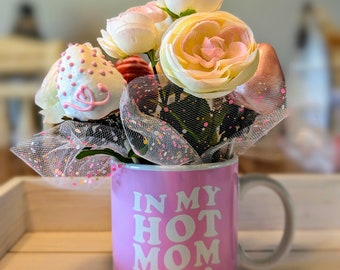 Tazza per la festa della mamma con fragole e fiori ricoperti di cioccolato