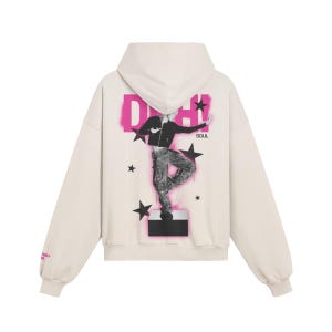 Może przedstawiać: Kremowa bluza z kapturem z grafiką na plecach. Grafika przedstawia osobę w czarnej kurtce i spodniach moro. Słowo "DANCE" jest w różowym stylu graffiti, z napisem "SOUL" poniżej. Czarne gwiazdy są rozrzucone.