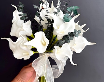 Artificial Calla Lily Wedding Bouquet and Groom Boutonniere Set with Eucalyptus – 25 Faux Flowers with Ribbon for Elegant Minimal Weddings