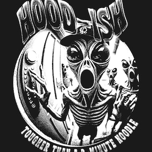 Könnte beinhalten: Schwarz-weiß-Grafik mit einem Alien, das eine Baseballkappe trägt, mit dem Text "HOOD-ISH" darüber und "TOUGHER THAN A 2-MINUTE NOODLE" darunter. Das Alien hat einen überraschten Gesichtsausdruck.
