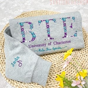 Sudadera universitaria con letras florales bordadas, sudadera universitaria personalizada con letras griegas, sudadera de hermandad/escuela secundaria, regalo de graduación