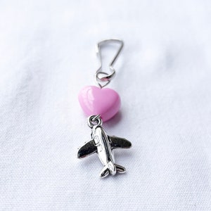Rosa Flugzeug Charme, Rucksack Charme Party Favor, Flugzeug Reißverschluss Charme, Flugbegleiter Geschenk, Pilotin Geschenk, Galentines Day Geschenk