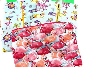 Peut inclure: Trois pochettes en tissu avec des motifs de flamants roses. Deux pochettes ont un fond bleu clair avec des flamants dessinés portant des chapeaux et maillots, des anses vert vif et des fermetures éclair jaunes. Une pochette a un motif dense.