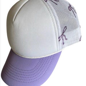 Puede incluir: Una taza de cerámica blanca con un asa negra y el texto "But First, Coffee" en negrita negra. La taza se encuentra sobre un fondo neutro, resaltando su diseño sencillo.