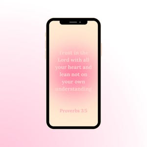 Puede incluir: Un smartphone con marco negro muestra un fondo degradado melocotón y rosa. La pantalla presenta el texto "Trust in the Lord with all your heart and lean not on your own understanding" y "Proverbs 3:5" en fuente rosa claro.