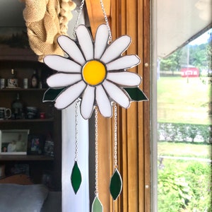 Atrapasol con campanilla de viento de vidrio coloreado con FLOR DE MARGARITA Atrapasol con campanilla de viento de LaHeir