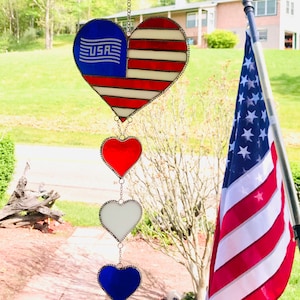 Campanillas de viento atrapasoles con la bandera estadounidense del 4 de julio: Emblemas militares personalizados en vidrieras disponibles.