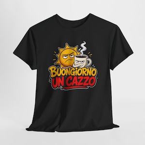 Può includere: T-shirt nero con grafica umoristica. Il design presenta un sole arrabbiato, una tazza di caffè fumante e la frase italiana "Buongiorno Un Cazzo" in lettere gialle e rosse. Una maglietta divertente e casual.