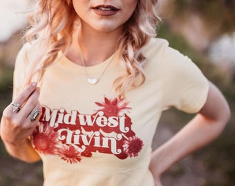 Midwest Livin Graphic Tee, Retro Pale Yellow Womens Shirt, Vintage Floral Distressed T-Shirt, Cute Summer Festival Tee, Midwest Pride Gift