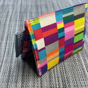 Porta-cartão de crédito RFID protegido RFID tecido carteira pequena carteira dinheiro cartão de crédito carteira - Groovy Garden Blocks Fabric