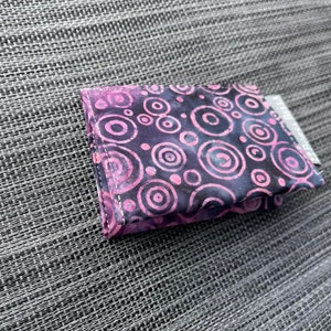 Tarjetero para mujer con protección RFID, billetera de tela RFID, billetera pequeña, tela batik violeta y rosa