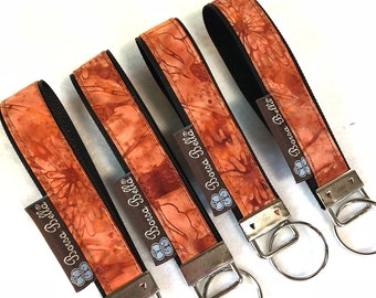 Key Fob schoudertasje - stoffen sleutelhanger schoudertasje - pols Lanyard voor sleutels - sleutelhanger accessoire - trendy sleutelhanger schoudertasje - oranje batik bloemenstof