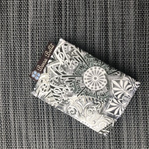 Kreditkartenhalter für Frauen RFID Geschützter RFID Stoff Brieftasche Kleine Brieftasche - Grauer Spirograph Stoff