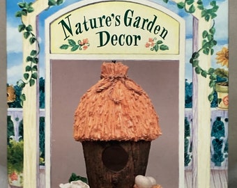 Vintage 1998 Nature's Garden Strohdach Vogelhaus Keramik und Harz NIB