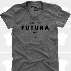 Peut inclure: Un t-shirt gris chiné avec un texte noir qui dit "This is the Futura 1927".