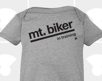 Mountainbiker in training, babyfietsshirt, grappige bodysuit, kraamcadeau, gepersonaliseerde bodysuit, fietscadeau