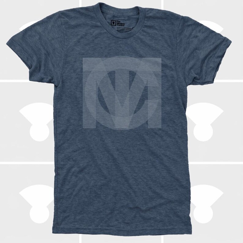 Pu&ograve; includere: Una maglietta blu girocollo con un design a logo circolare grigio chiaro sbiadito sul davanti. Il logo sembra essere le iniziali "M" e "V" intrecciate. La maglietta &egrave; realizzata in un tessuto morbido e strutturato.