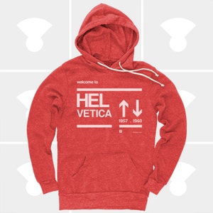 K&ouml;nnte beinhalten: Roter Kapuzenpullover mit einem wei&szlig;en Grafikdruck, auf dem "welcome to HELVETICA 1957 - 1960" steht.