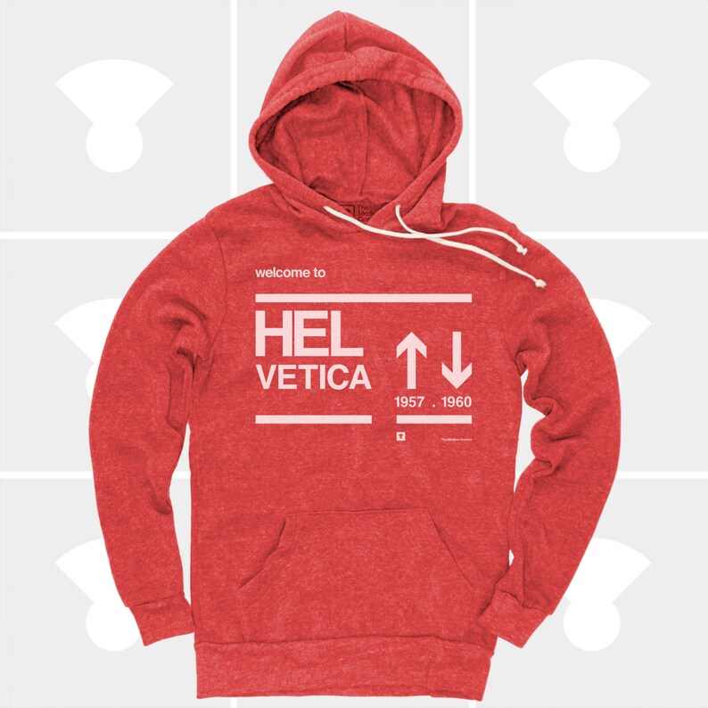 K&ouml;nnte beinhalten: Roter Kapuzenpullover mit einem wei&szlig;en Grafikdruck, auf dem "welcome to HELVETICA 1957 - 1960" steht.